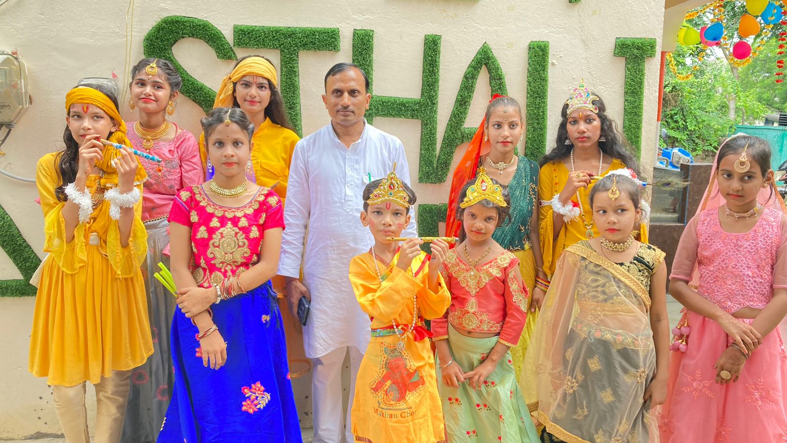 फिरोजाबाद:देव स्थली एकेडमी में धूमधाम से मनाया गया कृष्ण जन्मोत्सव