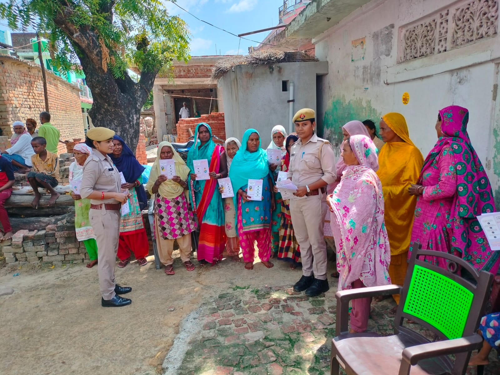 सीतापुर :शौच के लिए गई युवती अपरहण, चिल्लाने पर दौड़े ग्रामीण*