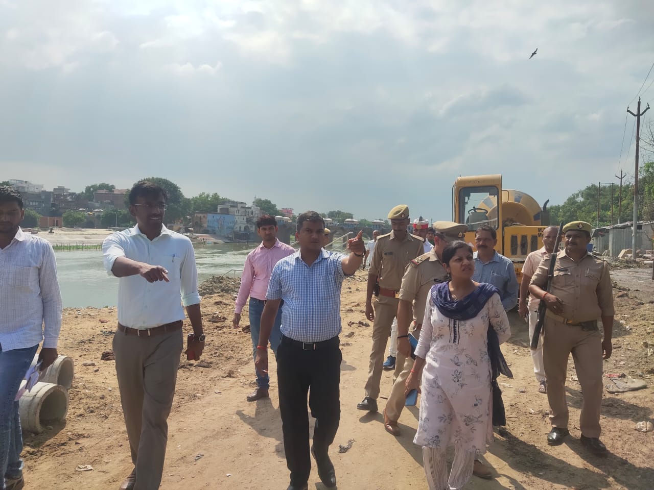 जौनपुर: जिलाधिकारी ने घाटो की सुंदरीकरण कार्य का किया निरीक्षण,पशुओं के गोबर आदि को नदी में गिराने को लेकर पशु पलको पर कार्यवाही  का निर्देश