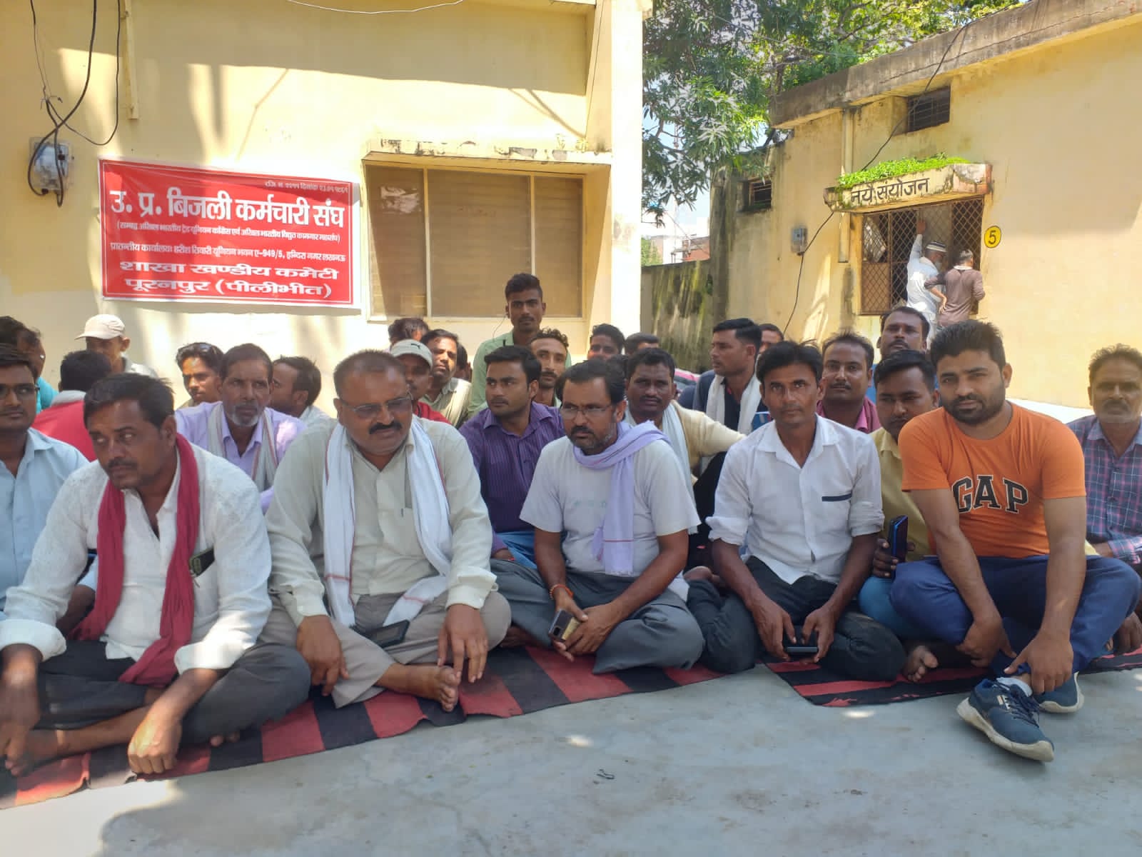 पीलीभीत :मांगों को लेकर प्रदर्शन करते बिजली संविदा कर्मचारी