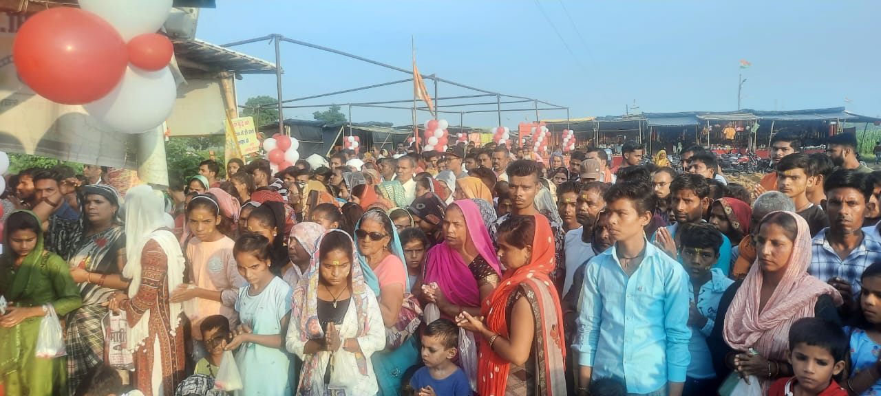 बरेली - एकादशी के मौके पर मंगलवार को  चमत्कारी मनौना धाम पहुचे हजारो भक्त किये बाबा के दर्शन।