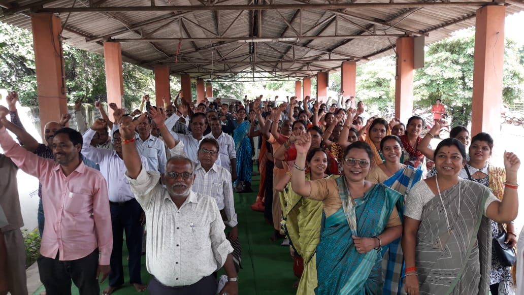 रायपुर:- अपने दो सूत्रीय मांगों को लेकर कर्मचारी अधिकारी तीसरे दिन भी हड़ताल पर रहे