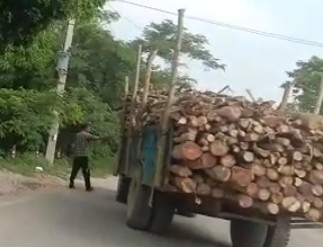 बरेली:बिशनपुरी चेक पोस्ट पर लकड़ी लदी ट्राली से कर रहे अवैध बसूली, युवक को गिरफ्तार कर भेजा जेल।