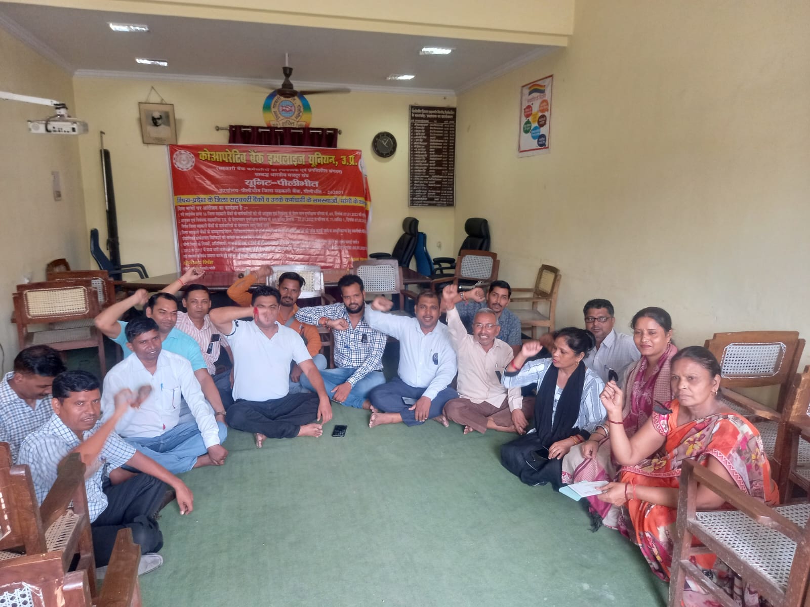 पीलीभीत- अपनी मांगों को लेकर सहकारी बैंक कर्मचारियों ने आज आठवें दिन भी काली पट्टी बांधकर जताया विरोध
