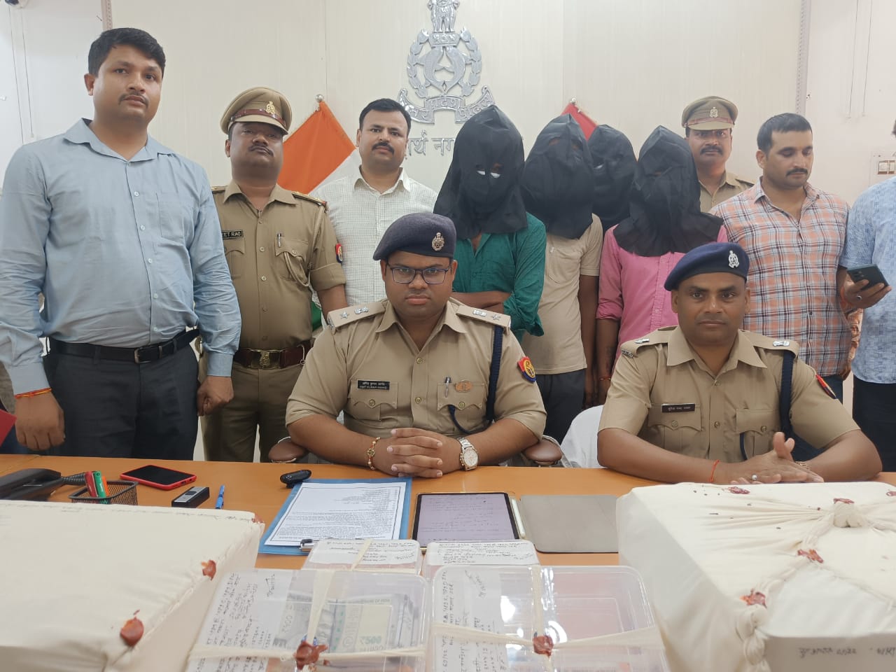 सिद्धार्थनगर: एस0ओ0जी0/सर्विलांस व थाना पथरा बाजार पुलिस द्वारा रुपये 1,51,400 जाली नोट , छापने के उपकरण के साथ चार अभियुक्त गिरफ्तार