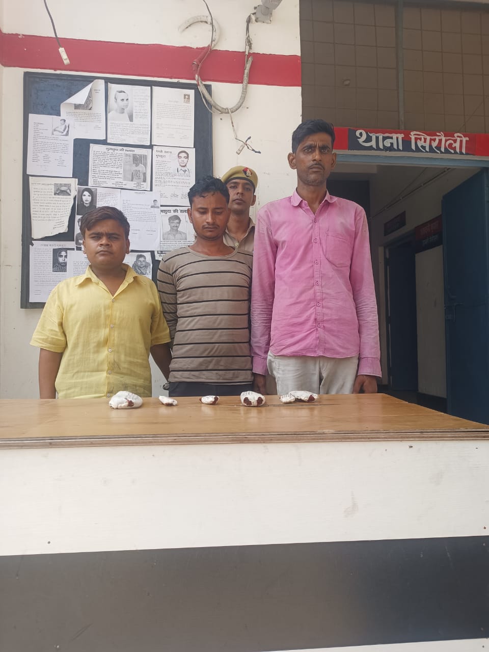 आँवला/बरेली - सिरौली पुलिस ने 600 ग्राम अफीम के साथ तीन तस्कर पकड़े भेजा जेल।