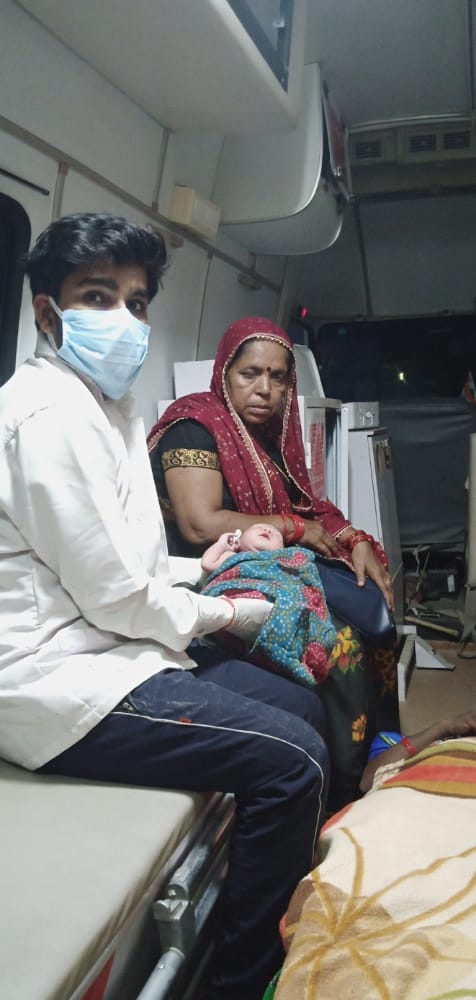 औरेया: एक बार फिर अस्पताल ले जाते समय एंबुलेंस में प्रसूता ने बच्चे को दिया जन्म