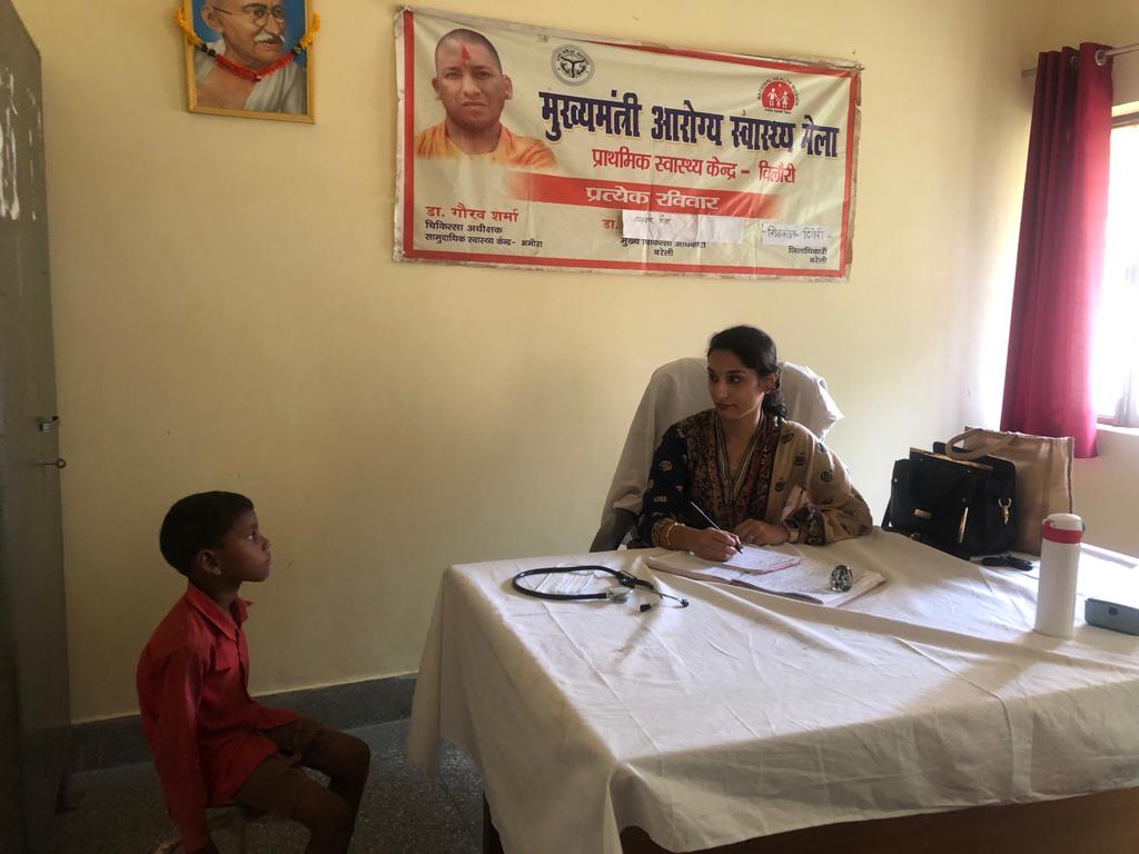 आँवला/बरेली - मुख्यमंत्री आरोग्य मेले में रोगियों का परीक्षण कर दवाइयां दी गई।