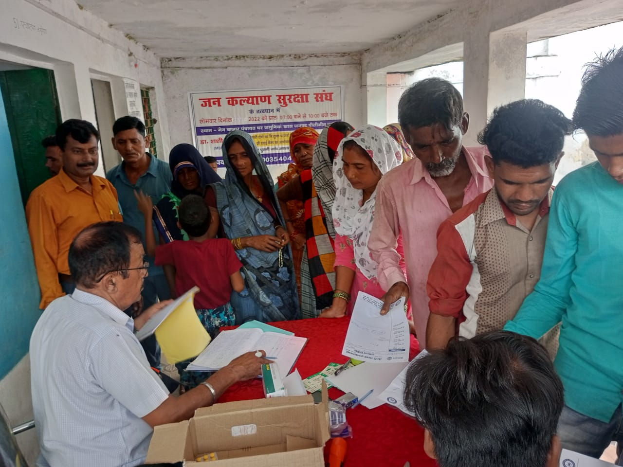 पीलीभीत : जन कल्याण सुरक्षा संघ के स्वास्थ्य शिविर में फ़्री बाटीं दवाइयां।