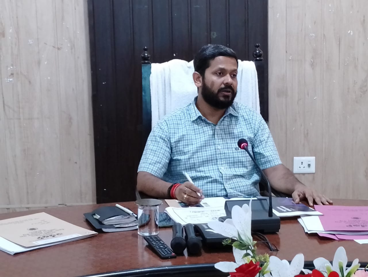 पीलीभीत : धान खरीद हेतु पहले से समस्त तैयारियां करे पूर्ण-जिलाधिकारी।