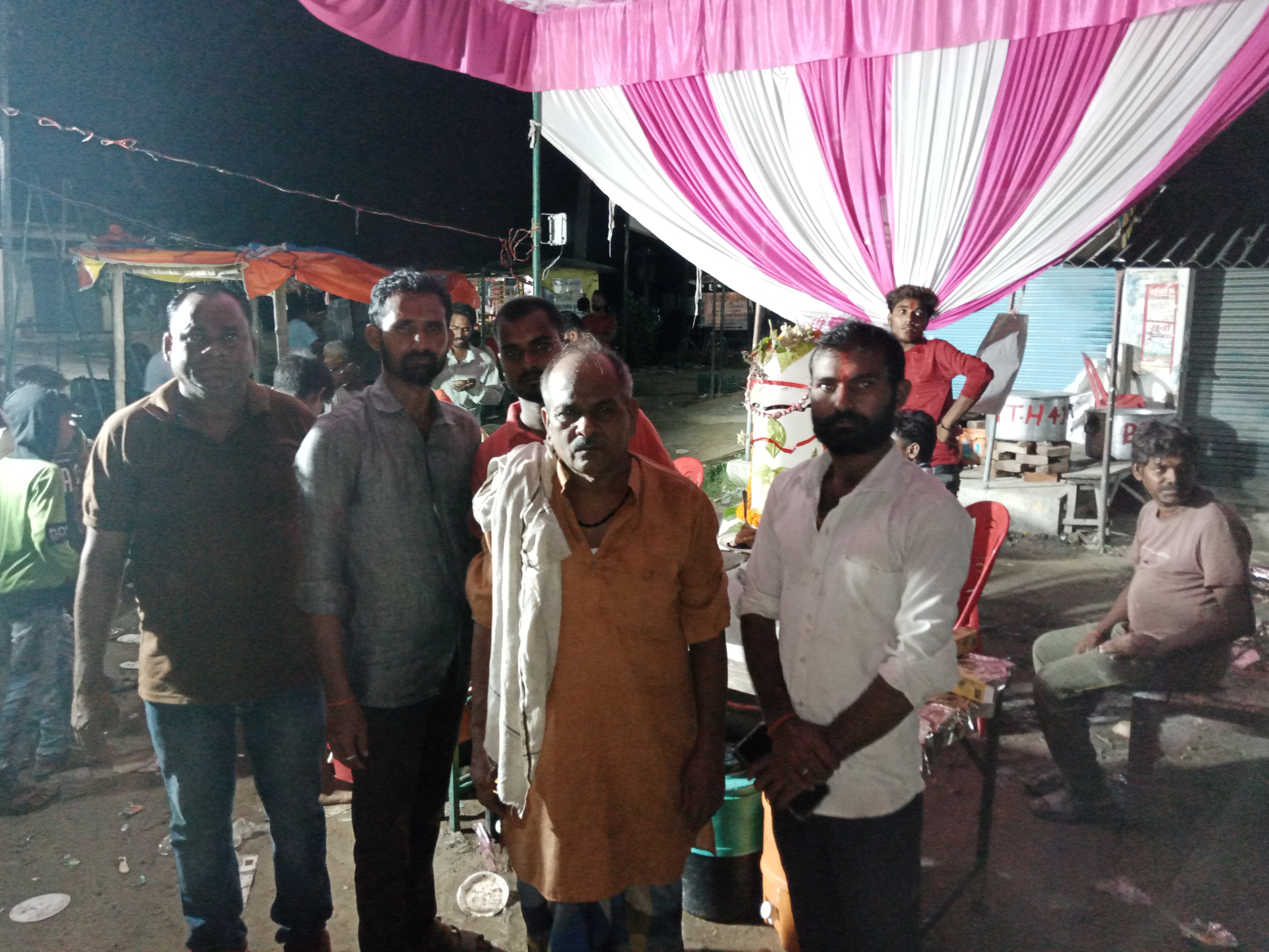 जौनपुर- शिव भक्तों द्वारा किया गया भंडारे का आयोजन।