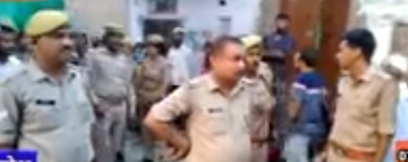 आँवला/बरेली - थाने के हवालात से दुष्कर्म व अपहरण का आरोपी फरार, स्पेक्टर मुंशी व महिला सिपाही पर भड़के।