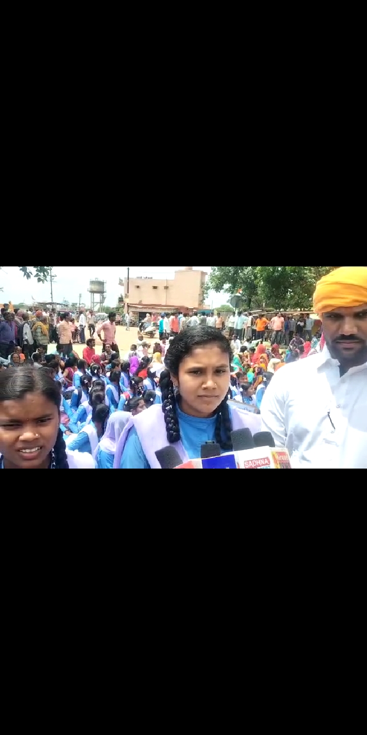 रायपुर:- तिल्दा-खरोरा मुख्य सड़क पर ग्रामीणों  ने किया चक्काजाम