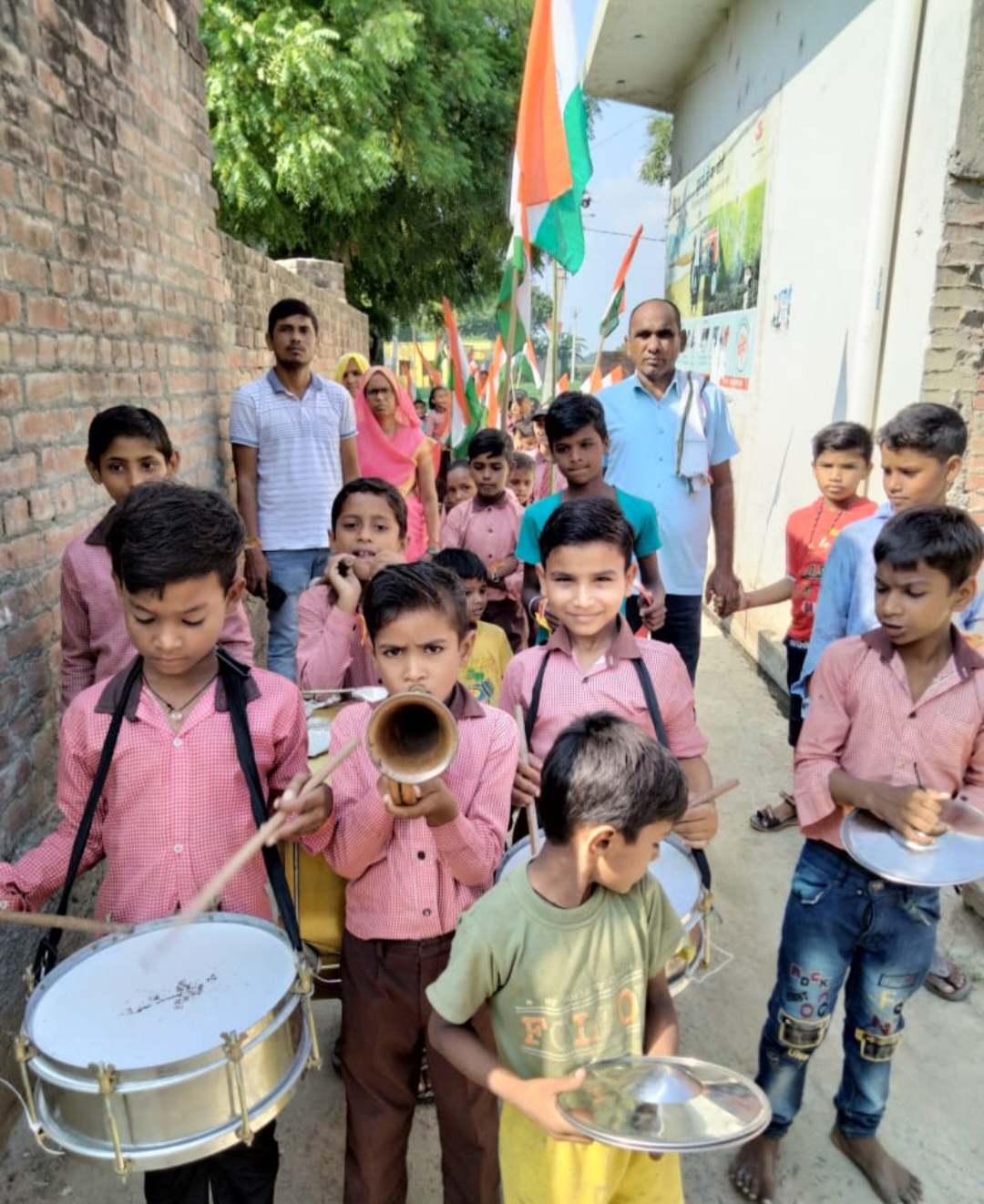 फर्रुखाबाद:छात्रों ने बैंड बाजों के साथ निकाली तिरंगा यात्रा
