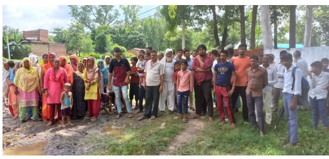 बरेली :पंचायत भवन निर्माण को लेकर दो गाँव मे खींचतान,कह रहे उनके गाँव मे बने पंचायत भवन