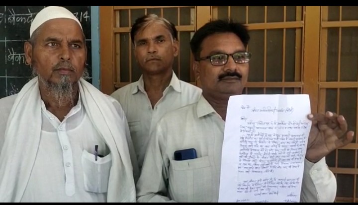 बरेली:आँवला के सरकारी अस्पताल के पानी को अस्पताल के सामने ही निकालने के लिए मोहल्ले के लोगों  ने दिया एसडीएम को प्रार्थनापत्र
