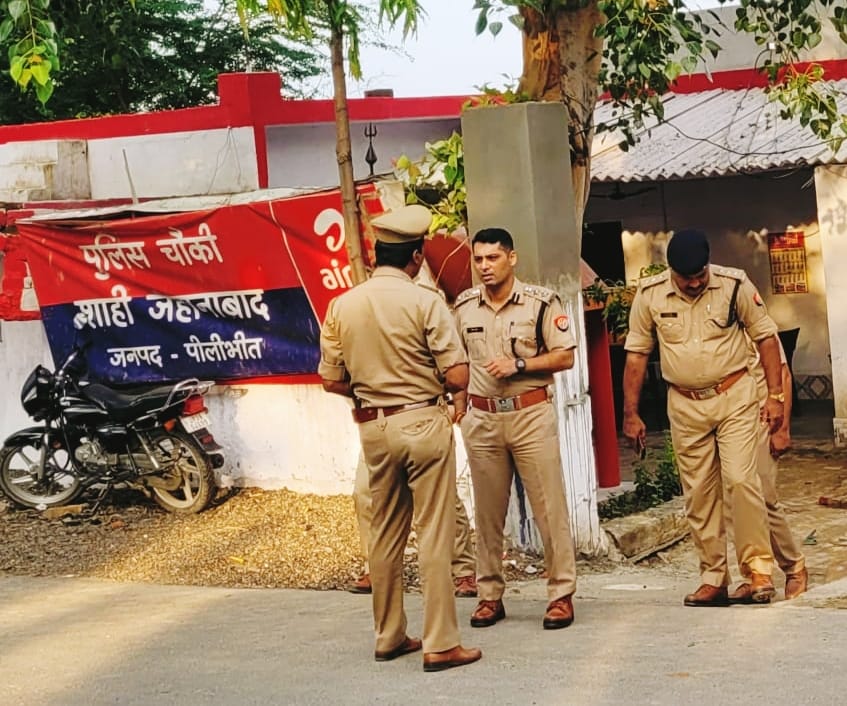 पीलीभीत:पुलिस अधीक्षक  दिनेश कुमार पी0  ने श्रावण मास/काँवड़ यात्रा के दृष्टिगत श्रद्धालुओं के आने जाने वाले मार्ग व जनपद पीलीभीत-बरेली बॉर्डर स्थित थाना जहानाबाद की चौकी शाही का किया निरीक्षण।
