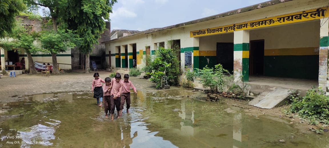 रायबरेली :पानी से होकर गुजरने को मजबूर स्कूली बच्चे
