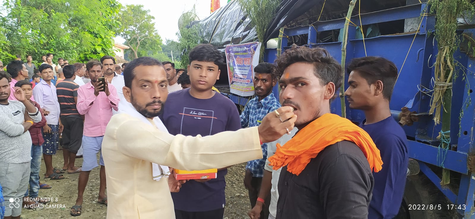 पीलीभीत:तिलक बंदना कर कांवड़ियों को रवाना करते ब्लाक प्रमुख प्रतिनिधि