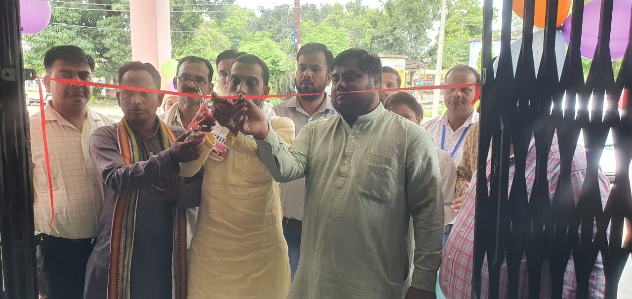 पीलीभीत : विकास खण्ड क्षेत्र पूरनपुर के माधोटांडा के स्वस्थ्य केंद्र पर विशेष बूस्टर डोस अभियान के कार्यक्रम का फीता काटकर शुभारंभ किया