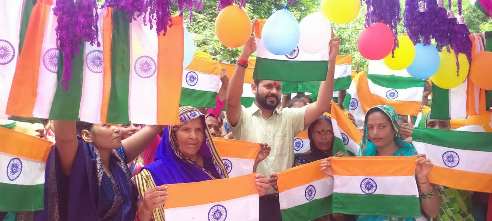 पीलीभीत :जिलाधिकारी द्वारा हर घर तिरंगा अभियान के अन्तर्गत समहों द्वारा लगाये गये स्टालों का किया गया शुभारम्भ।