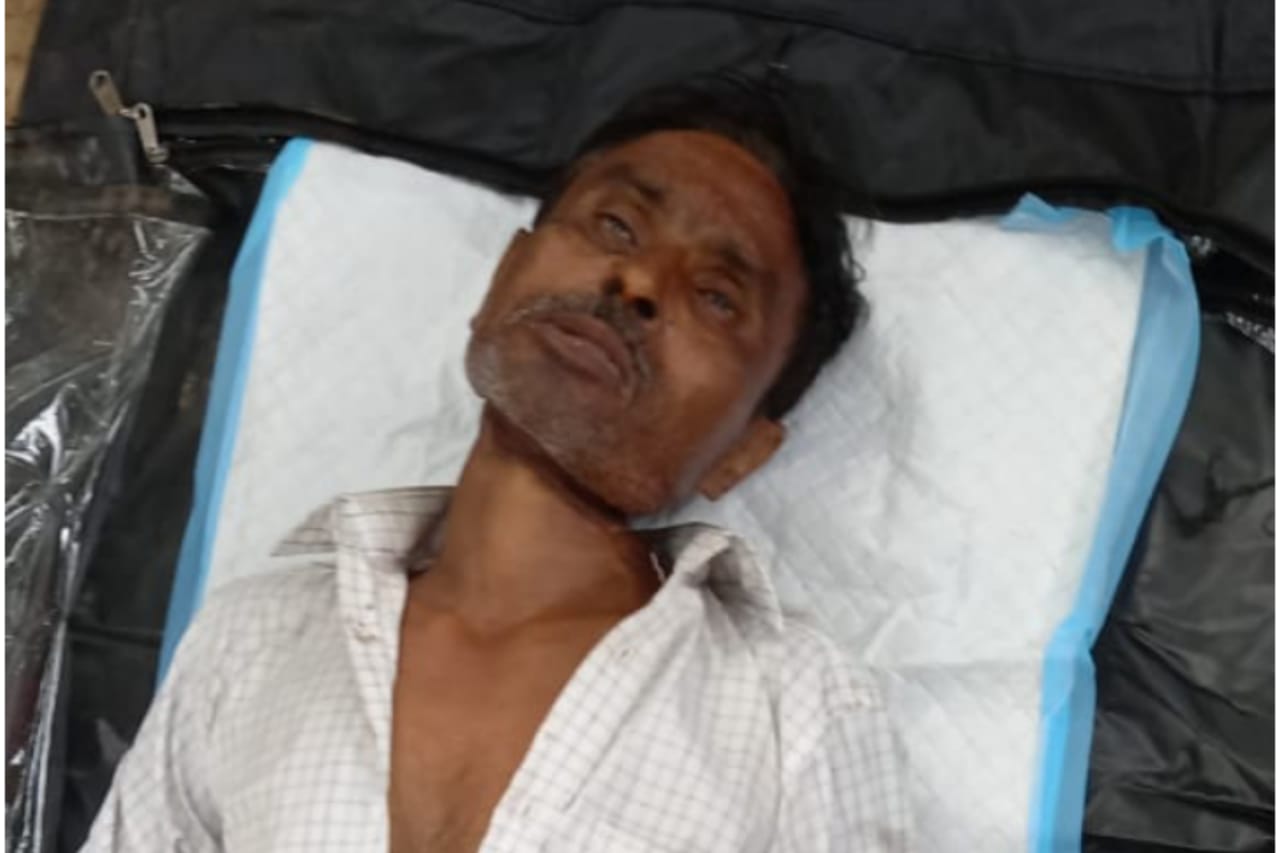 शाहजहांपुर: जलालाबाद चित्र  के पशु बाजार के बाग में खड़े पेड़ से अज्ञात अधेड़ व्यक्ति की लटकती मिली  लाश , इसमें मची सनसनी भारी संख्या में ग्रामीणों की भीड़ देखने उमड़ी। नही हो सकी शिनाख्त।