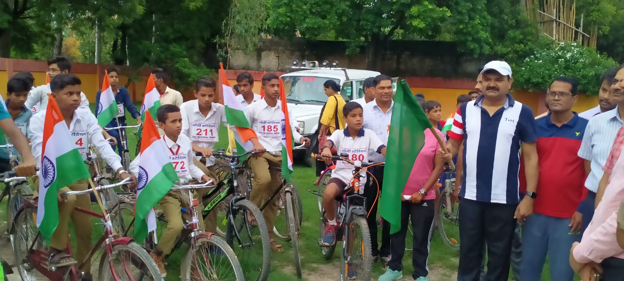 पीलीभीत: राज्यमंत्री जी द्वारा साईकिल रैली को हरी झण्डी दिखाकर किया गया रवाना।