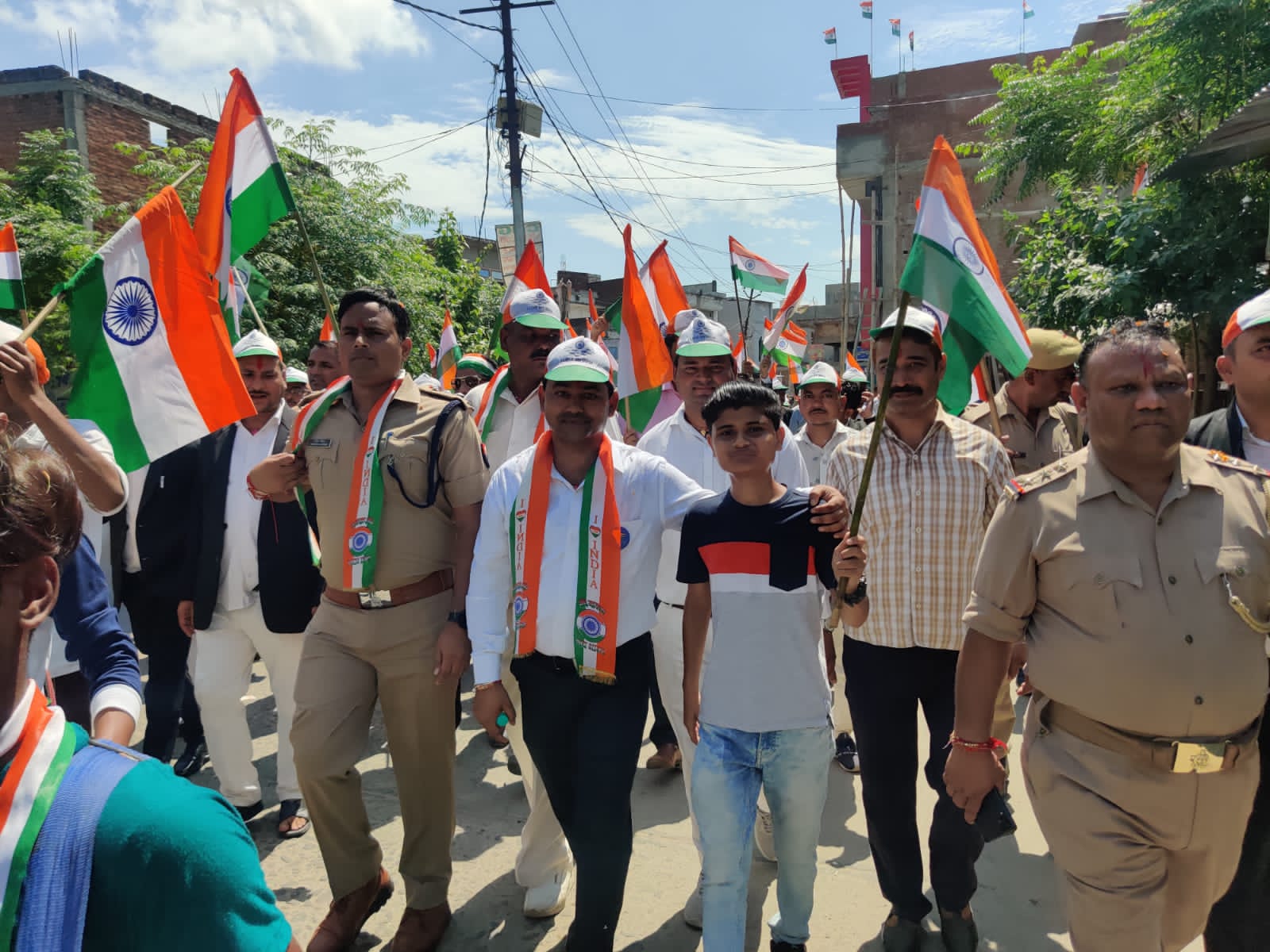 पीलीभीत :एसएसबी व पुलिस ने तिरंगा वितरित कर निकाली रैली