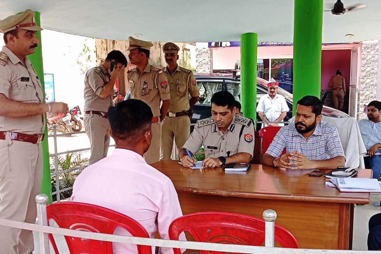 पीलीभीत:जिलाधिकारी  एवं पुलिस अधीक्षक   द्वारा थाना सुनगढ़ी एवं गजरौला पर किया गया थाना समाधान दिवस का आयोजन, सुनी जनता की समस्याएं।