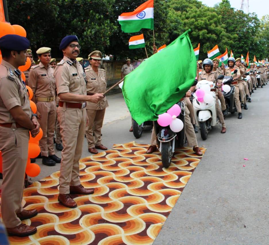पीलीभीत: स्वतंत्रता दिवस की 75वीं वर्षगांठ के अवसर पर आज़ादी का अमृत महोत्सव के उपलक्ष्य में अपर पुलिस महानिदेशक बरेली जोन, बरेली श्री राजकुमार  द्वारा पिंक वाहन तिरंगा मार्च को हरी झण्डी दिखाकर किया रवाना