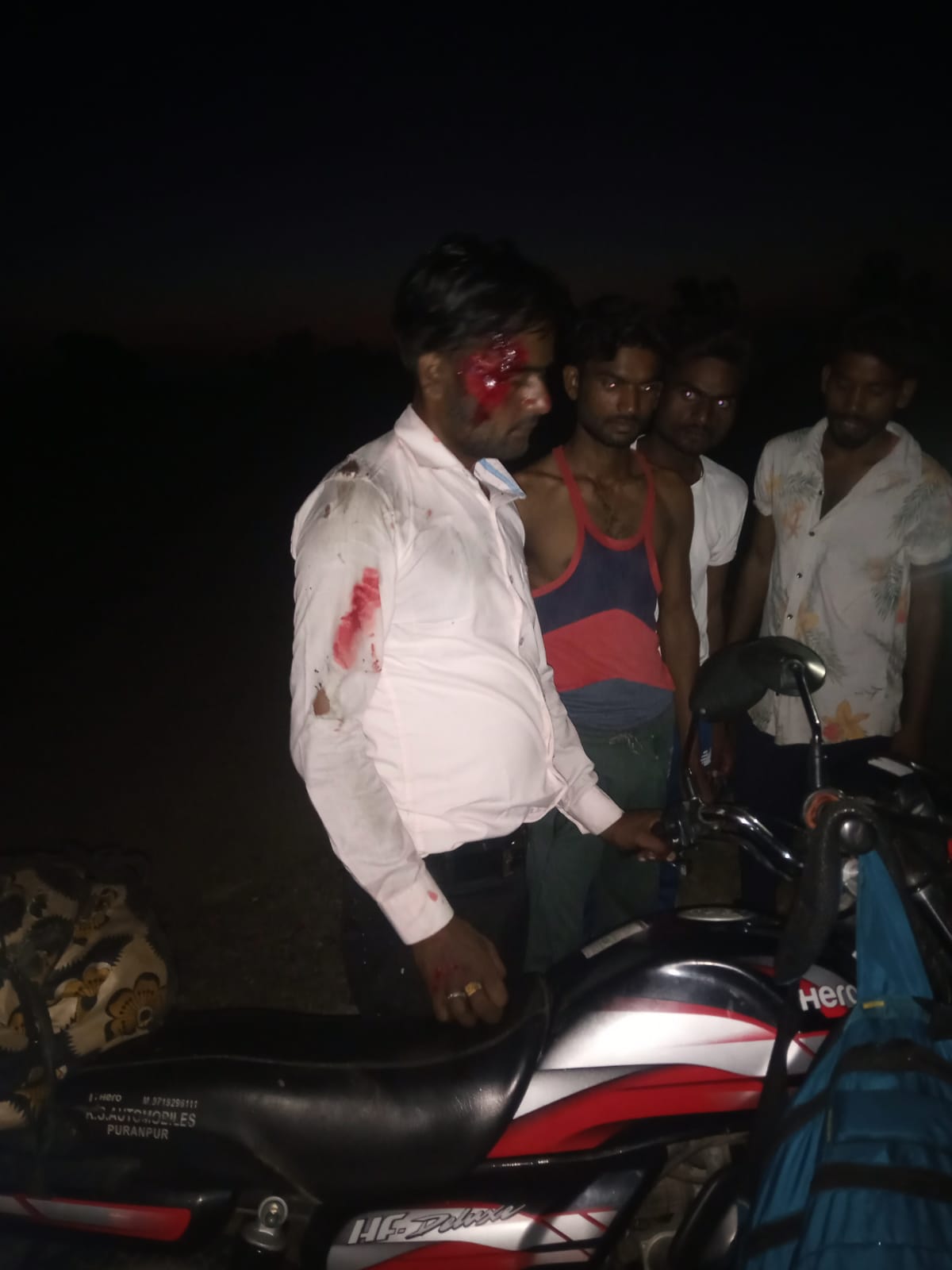 पीलीभीत: खेत पर पानी लगाते समय कलीनगर मार्ग के किनारे बैठे ग्रामीण को तेज गति से आ रहे बाइक सवार ने टक्कर मारी
