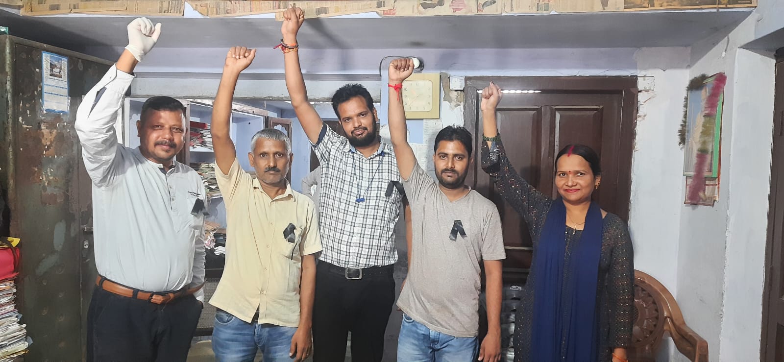 पीलीभीत :अपनी मांगों को लेकर सहकारी बैंक कर्मचारियों ने काली पट्टी बांधकर जताया विरोध