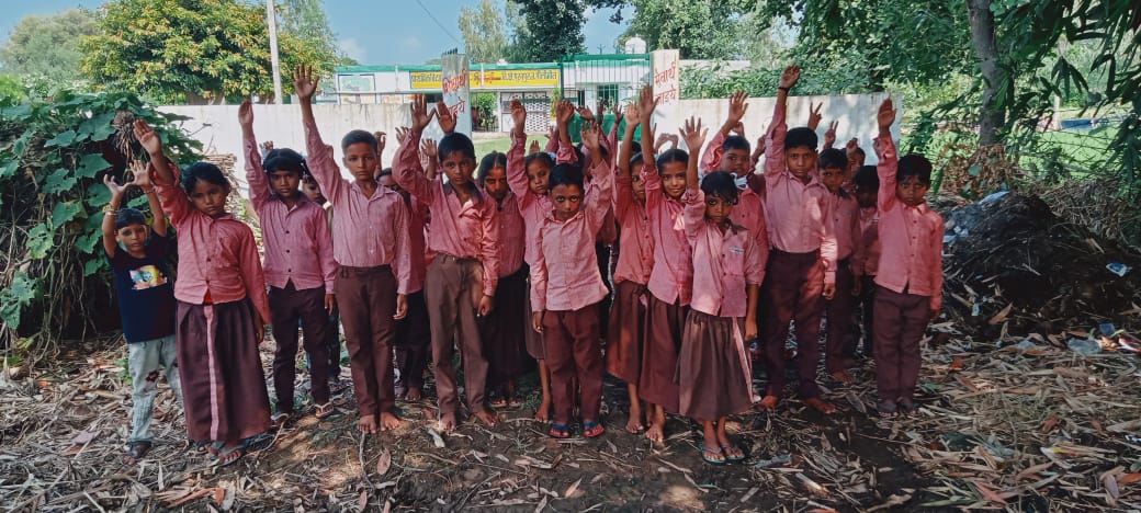 पीलीभीत :विद्यालय तक पहुंचने में बच्चों को करना पड़ता है कीचड़ व पानी का सामना