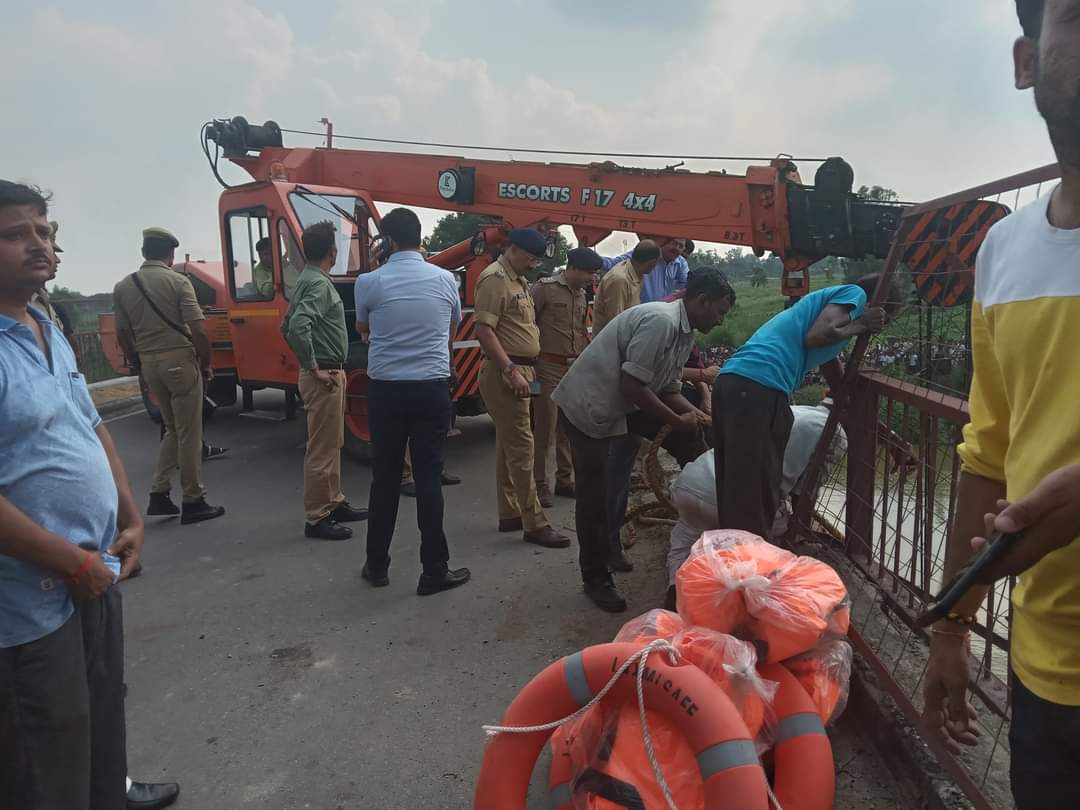 हरदोई:पाली क्षेत्र में पहिया निकलने से ट्रैक्टर-ट्राली अनियंत्रित होकर गर्रा पुल से नदी में जा गिरी