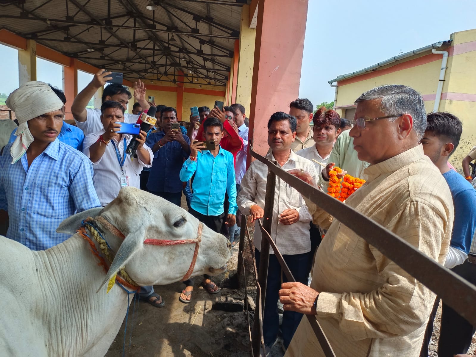 पीलीभीत:  मंत्री  धर्मवीर प्रजापति द्वारा कस्तूरबा गांधी आवासीय विद्यालय, सामुदायिक स्वास्थ्य केंद्र ललौरी खेड़ा व नूरपुर गौशाला का किया गया निरीक्षण।
