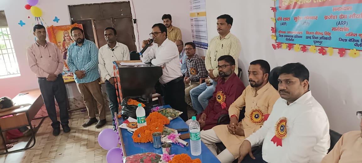 पीलीभीत : निपुण भारत मिशन के अंतर्गत शुरू हुए चार दिवसीय शिक्षक प्रशिक्षण का ब्लाक प्रमुख एवं बीएसए की उपस्थिति में बीआरसी पर फीता काटकर प्रशिक्षण का शुभारंभ किया।