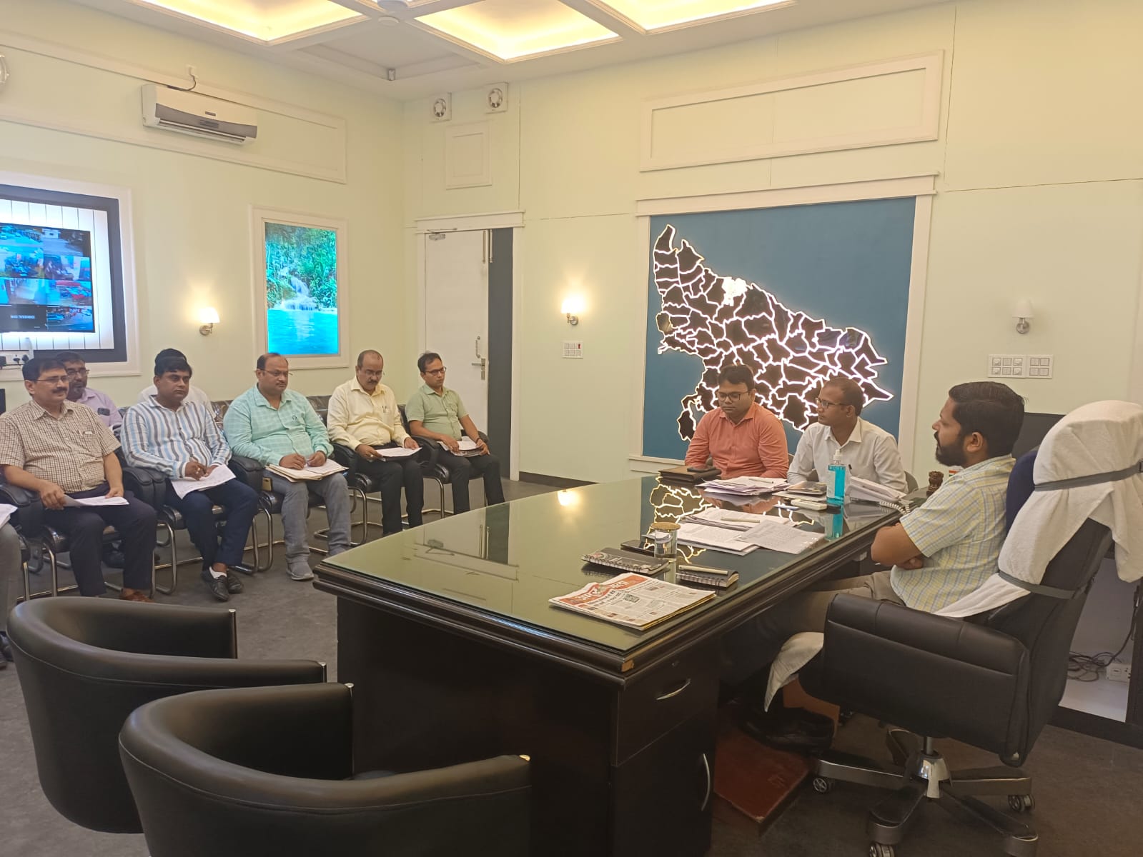 पीलीभीत:जिलाधिकारी की अध्यक्षता में पीएम किसान सम्मान निधि की समीक्षा बैठक सम्पन्न।