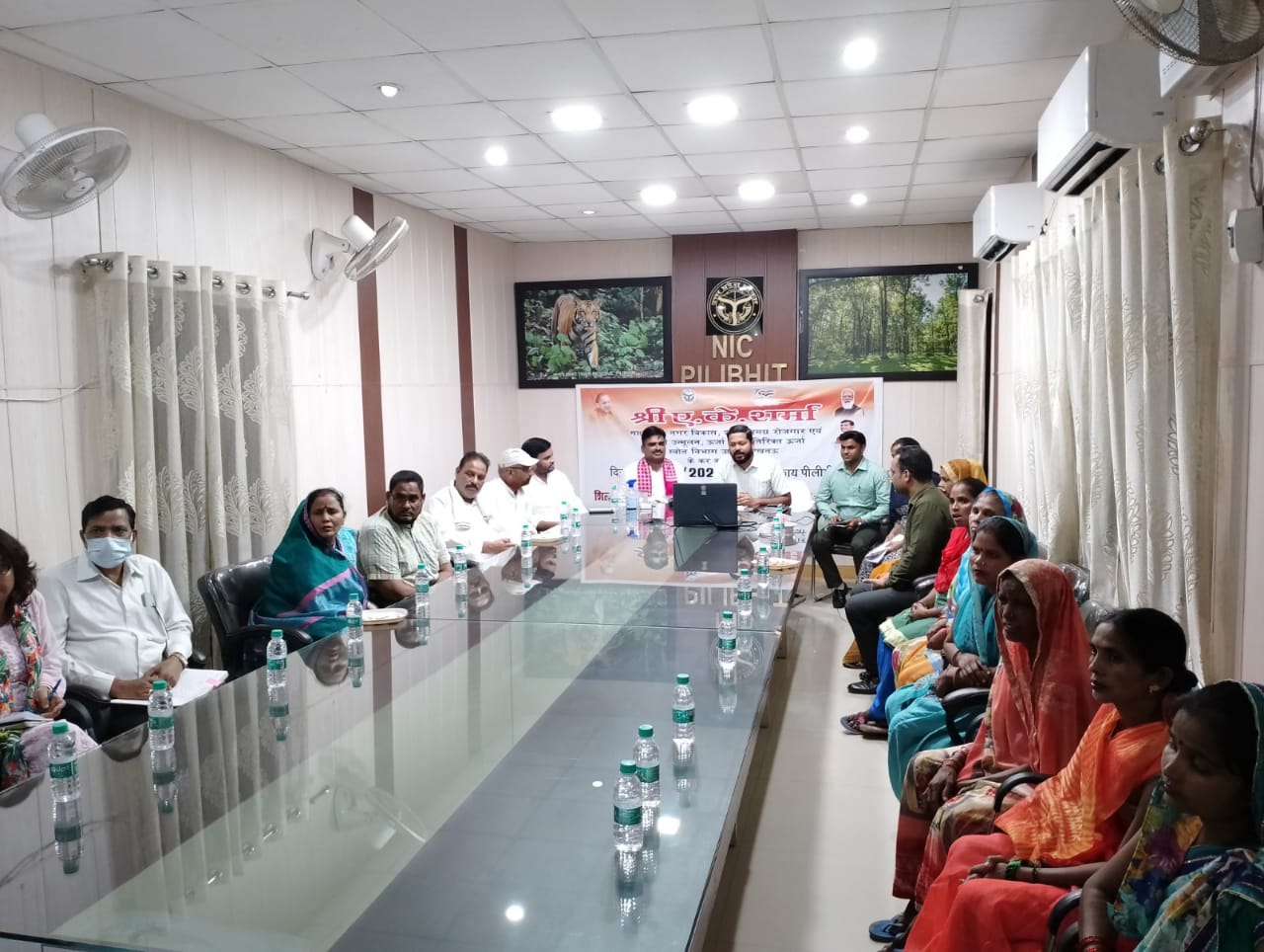 पीलीभीत : मंत्री द्वारा प्रधानमंत्री आवास योजना (शहरी) के अन्तर्गत लाभार्थियों वर्चुअल माध्यम से गृह प्रवेश हेतु सौंपी गई चाबियां।