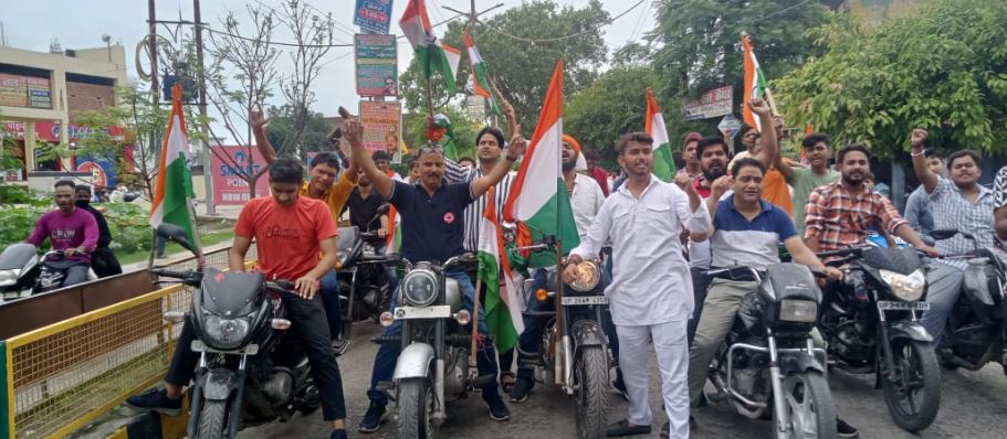 पीलीभीत: मोटरसाइकिल यात्रा  निकालकर लोगों को हर घर तिरंगा अभियान से जुड़ने की अपील की।