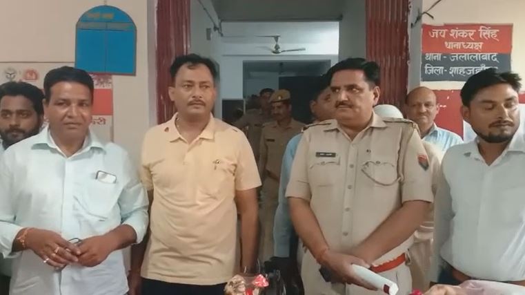शाहजहांपुर: जलालाबाद थानाध्यक्ष जयशंकर सिंह के स्थानांतरण पर कोतवाली में विदाई समारोह आयोजित किया गया।