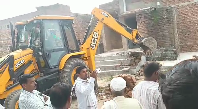 बरेली - एसडीएम आंवला के आदेश पर चला बुलडोजर मंदिर की जमीन कराई कब्जा मुक्त।