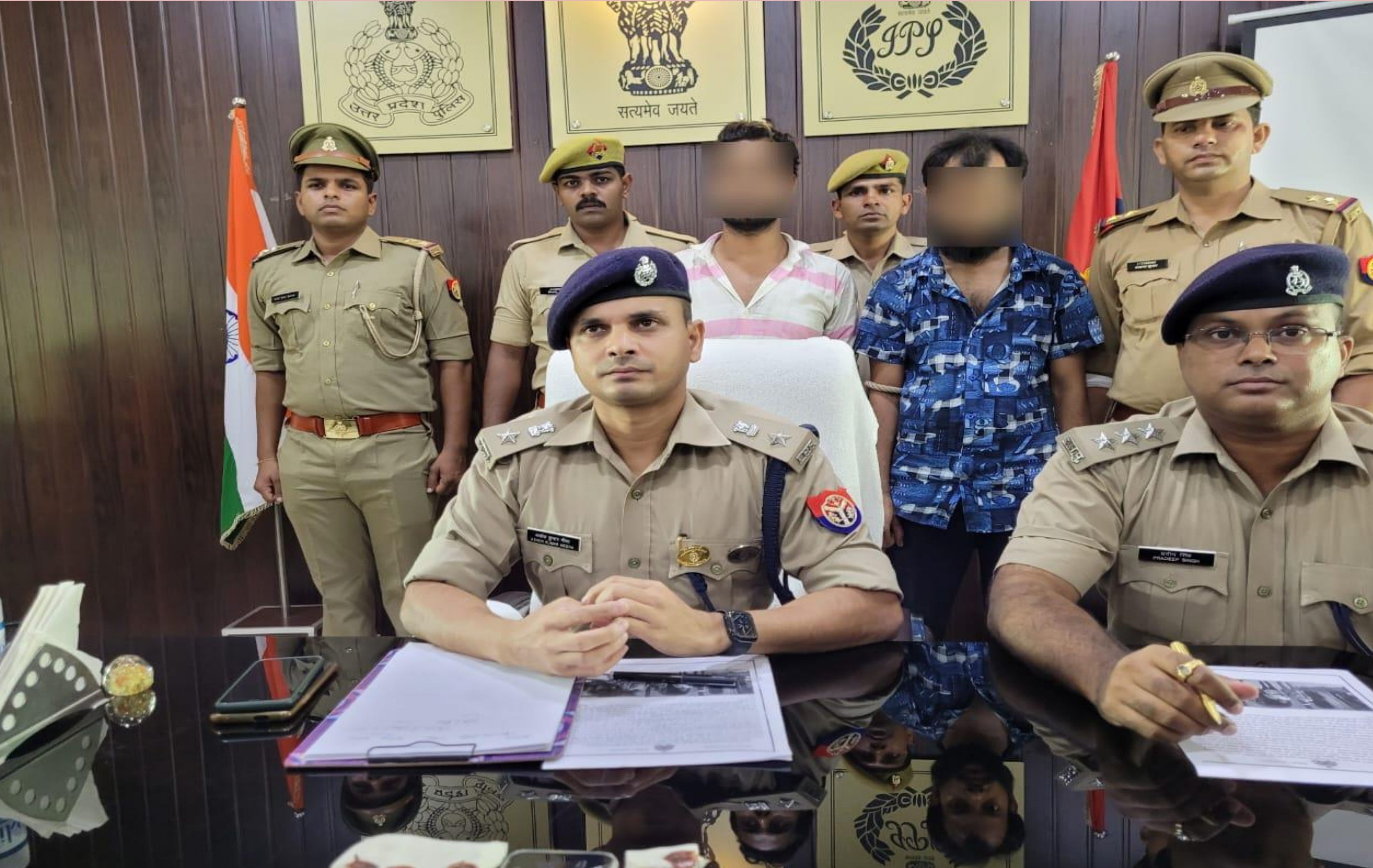 फर्रुखाबाद :         पुलिस को बड़ी सफलता, हत्या का खुलासा   हथियार बरामद ।