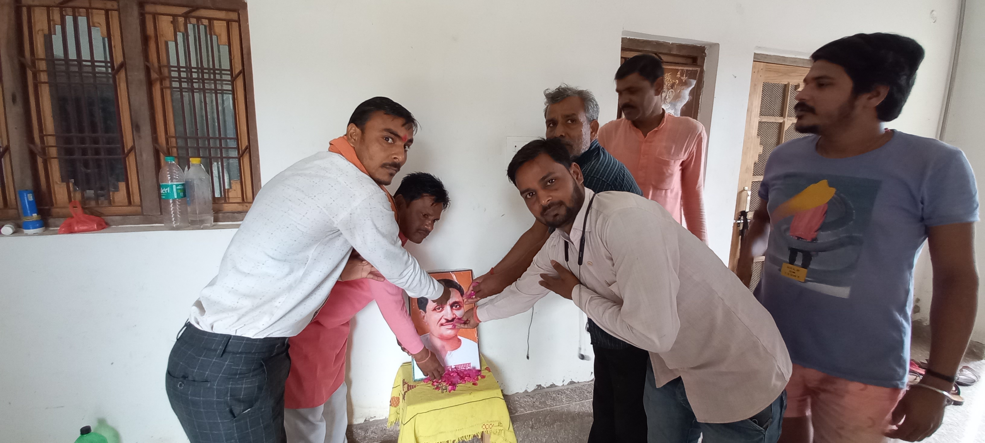 सीतापुर : ग्राम मिर्जापुर में बीजेपी कार्यकर्ताओं द्वारा मनाई गई पंडित दीन दयाल उपाध्याय की जयंती