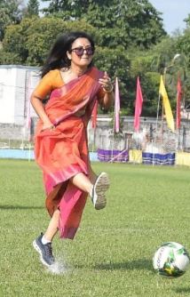 साड़ी में फुटबॉल खेलती आईं नजर TMC सांसद महुआ मोइत्रा, वायरल हो रहीं तस्वीर