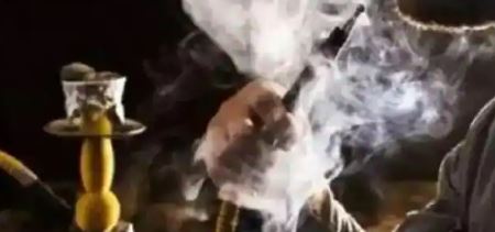 छात्र और छात्राएं क्‍लासरूम में टीचर के साथ गुड़गुड़ा रहे थे हुक्‍का , शराब की बोतलें भी मिलीं, 7 गिरफ्तार