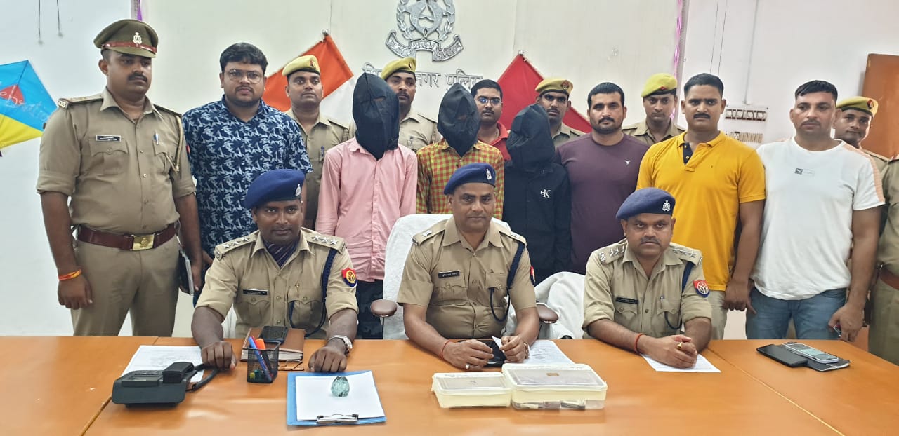 सिद्धार्थनगर-एस0ओ0जी0, सर्विलांस एवं थाना सिद्धार्थनगर की संयुक्त पुलिस टीम  द्वारा चोरी की घटना का सफल अनावरण करते हुए, चोरी गयी रकम बरामद,तीन चोर गिरफ्तार