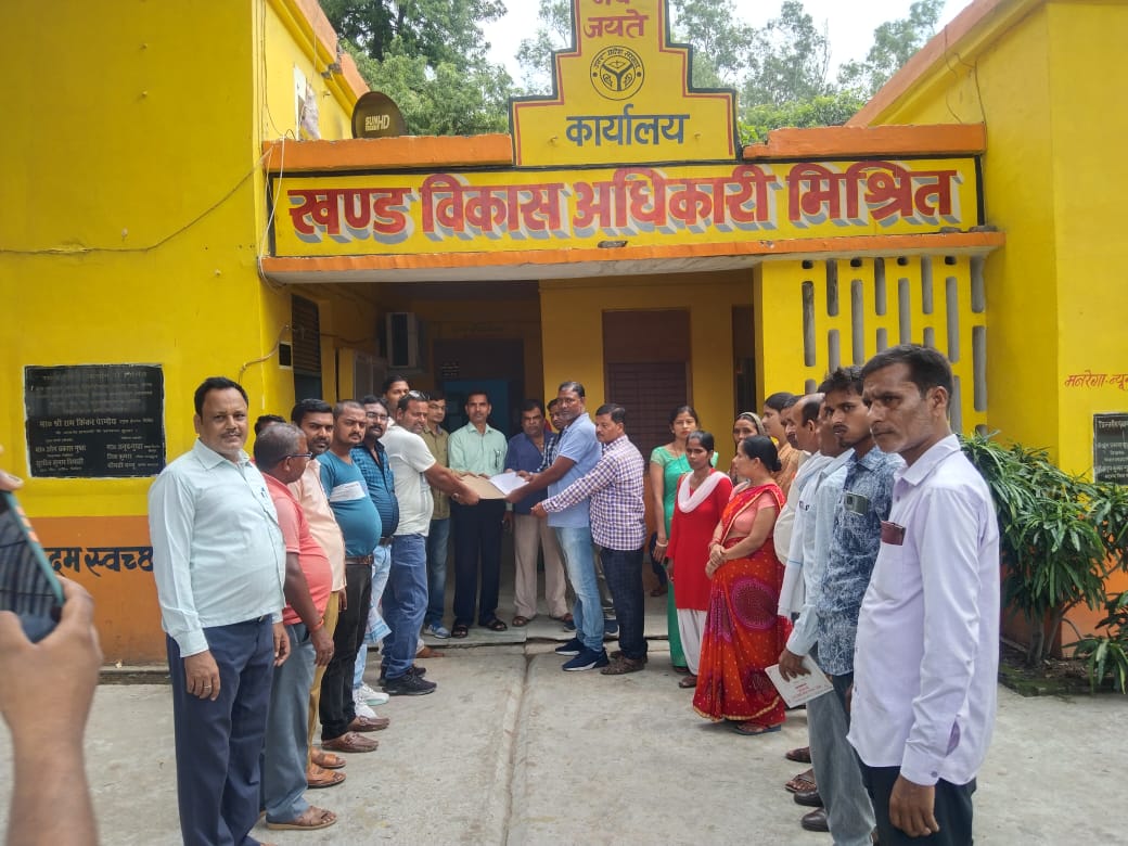 सीतापुर:विकासखंड मिश्रिख में ब्लॉक अध्यक्ष राजाराम ग्राम रोजगार सेवक ने एडीओ एसएसबी को दिया 10 सूत्रीय ज्ञापन