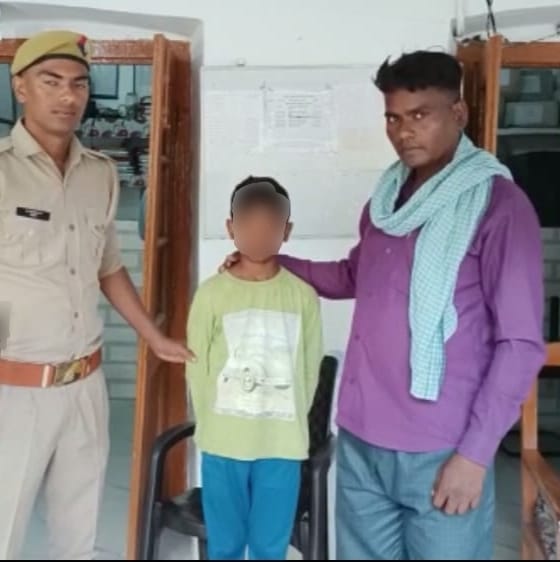 पीलीभीत : थाना बिलसण्डा, पुलिस द्वारा भटकते बालक को उसके पिता के किया सुपुर्द।