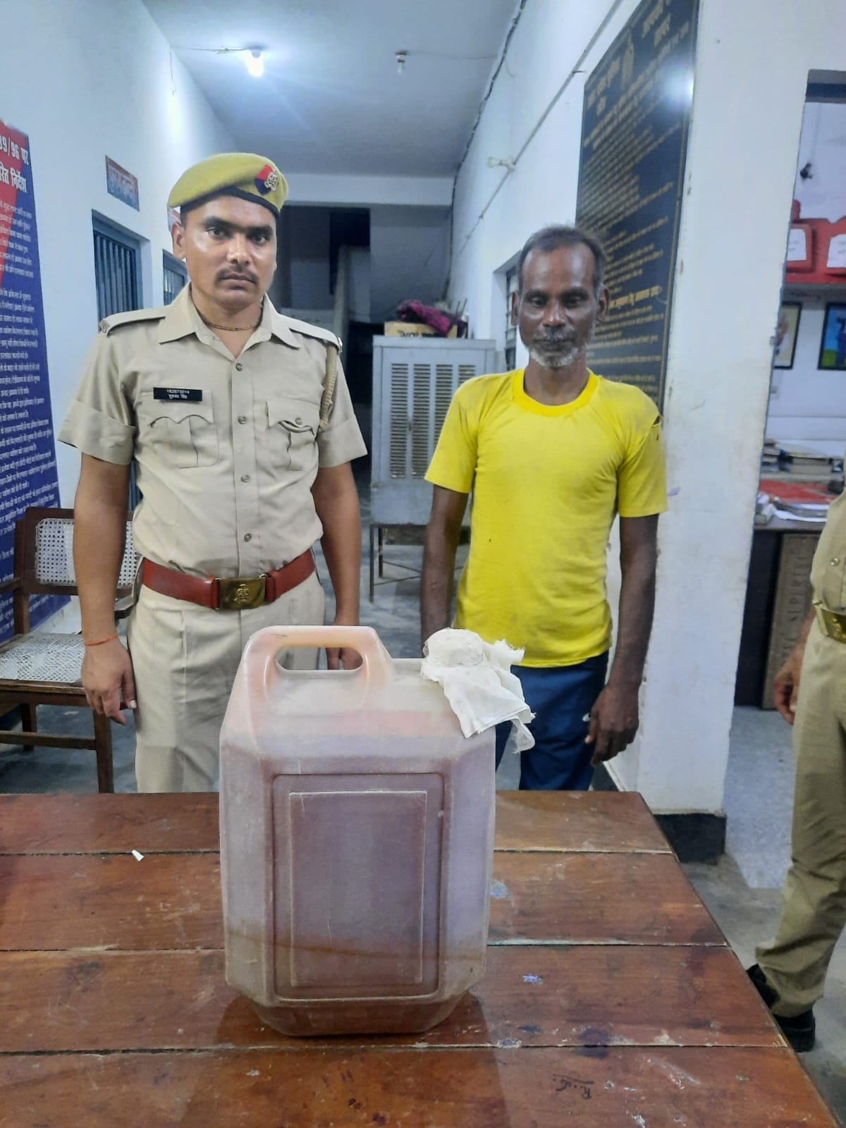बरेली - सिरौली थाना पुलिस ने 20 लीटर कच्ची शराब के साथ एक अभियुक्त को गिरफ्तार कर भेजा जेल