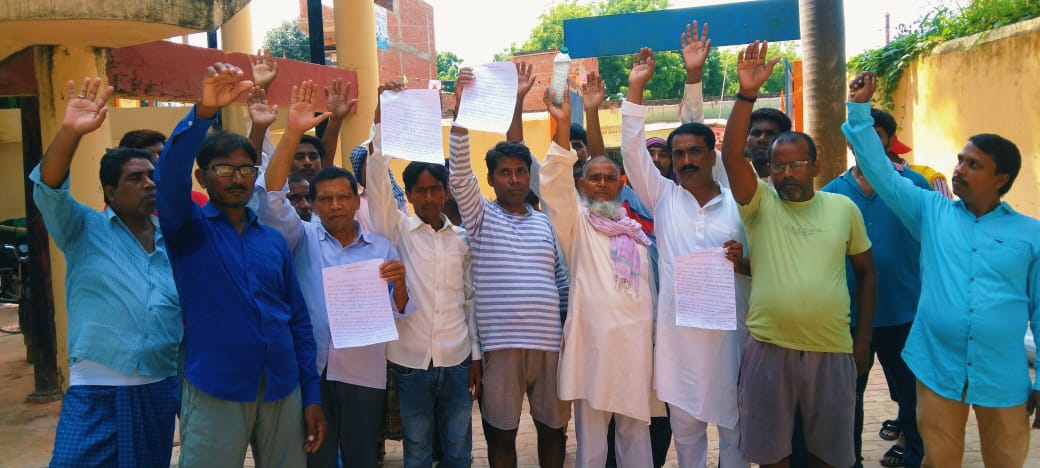 जौनपुर:दूषित पानी को लेकर नगर वासियों ने किया प्रदर्शन व सौंपा ज्ञापन